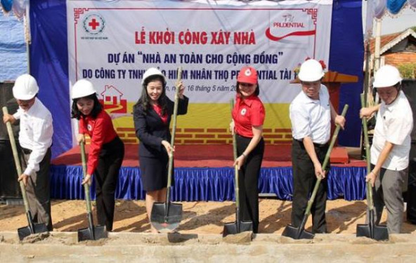 Prudential xây dựng nhà an toàn cho người dân vùng lũ