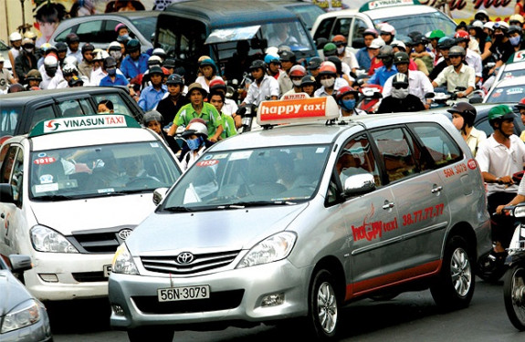 Hiệp hội taxi và Grab lại “đại chiến” chuyện “đeo mào”