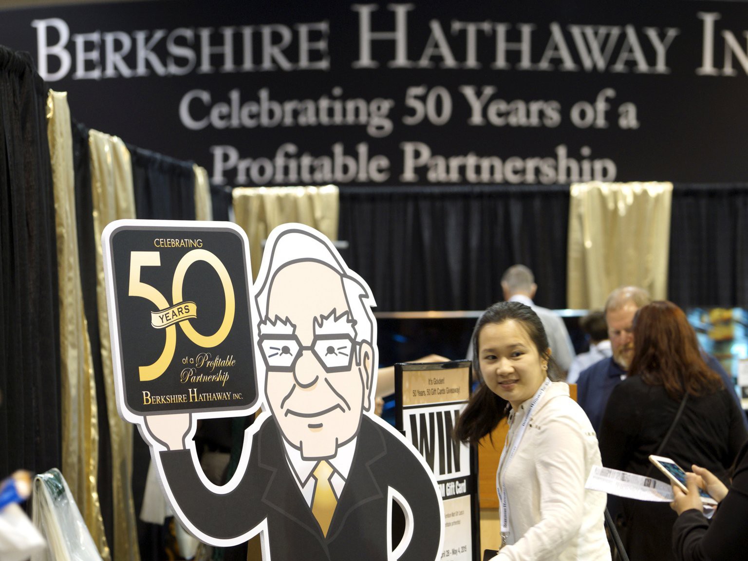 7 tỷ ph&amp;uacute; l&amp;agrave;m gi&amp;agrave;u nhờ Warren Buffett - Ảnh 1.