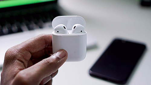 AirPods 2 c&amp;amp;oacute; hai tuỳ chọn v&amp;amp;agrave; hỗ trợ th&amp;amp;ecirc;m sạc kh&amp;amp;ocirc;ng d&amp;amp;acirc;y.