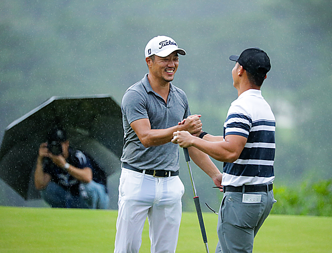 Park Sang Ho (tr&amp;amp;aacute;i) v&amp;amp;agrave; Duy Nhất tạo n&amp;amp;ecirc;n c&amp;amp;aacute;i kết m&amp;amp;atilde;n nh&amp;amp;atilde;n tại FLC Vietnam Masters th&amp;amp;aacute;ng trước.