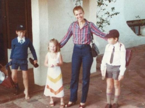 Maye Musk chụp ảnh c&amp;amp;ugrave;ng c&amp;amp;aacute;c con khi sống tại Nam Phi. Ảnh:&amp;amp;nbsp;CNBC.