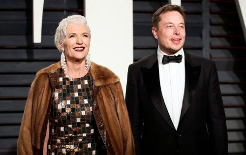 Maye Musk chụp ảnh c&amp;amp;ugrave;ng con trai Elon Musk. Ảnh: Danny Monoshok/Reuter.