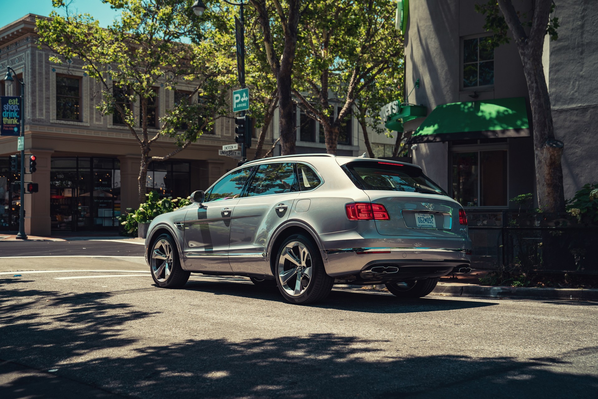 Bentley khai tử Mulsanne v&amp;igrave; doanh số thấp, chuyển hướng ph&amp;aacute;t triển SUV mới - Ảnh 1.