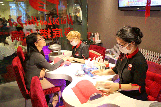 Thực kh&amp;amp;aacute;ch của Haidilao được l&amp;amp;agrave;m m&amp;amp;oacute;ng tay miễn ph&amp;amp;iacute; trong khi chờ c&amp;amp;oacute; b&amp;amp;agrave;n trống. Ảnh: Haidilao.&amp;amp;nbsp;