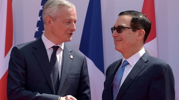 Bộ trưởng T&amp;agrave;i ch&amp;iacute;nh v&amp;agrave; Kinh tế Ph&amp;aacute;p Bruno Le Maire (b&amp;ecirc;n tr&amp;aacute;i) ch&amp;agrave;o đ&amp;oacute;n Bộ trưởng T&amp;agrave;i ch&amp;iacute;nh Mỹ Steven Mnuchin. Nguồn ảnh: CNBC.