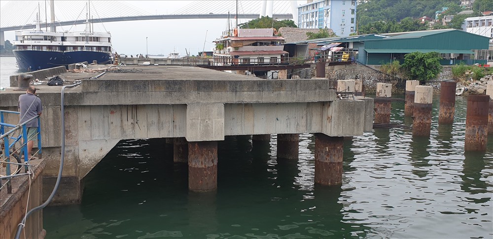 Cảng trăm tỉ Vinashin H&amp;ograve;n Gai nham nhở cột b&amp;ecirc; t&amp;ocirc;ng, th&amp;agrave;nh nơi... c&amp;acirc;u c&amp;aacute; - Ảnh 4.