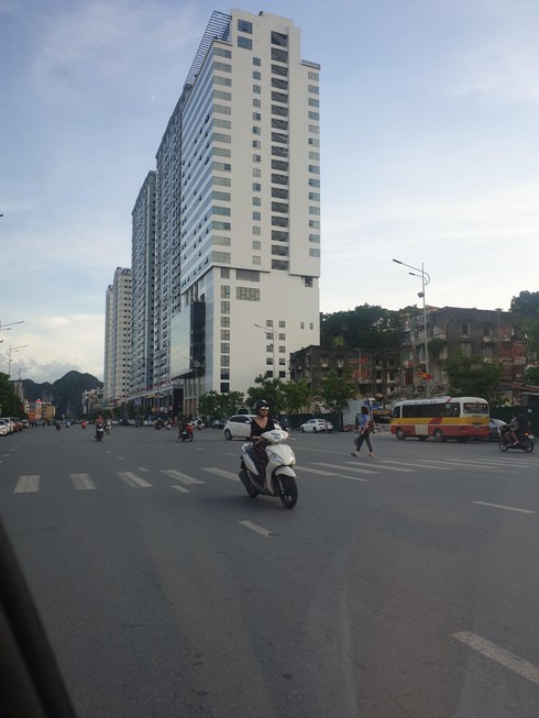Cao ốc x&acirc;y vượt giấy ph&eacute;p nằm giữa trung t&acirc;m TP Hạ Long: Thiếu biện phạm xử l&yacute;!? - Ảnh 1.