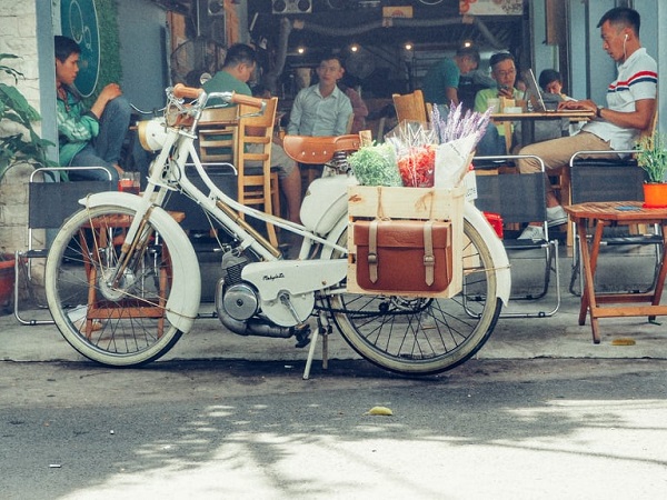 Ch&amp;agrave;ng trai trẻ bỏ việc văn ph&amp;ograve;ng khởi nghiệp với xe cổ, hoa giấy nghệ thuật dạo phố S&amp;agrave;i G&amp;ograve;n - 5