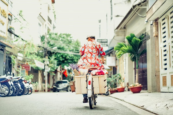 Ch&amp;agrave;ng trai trẻ bỏ việc văn ph&amp;ograve;ng khởi nghiệp với xe cổ, hoa giấy nghệ thuật dạo phố S&amp;agrave;i G&amp;ograve;n - 6