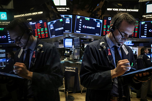 Nh&amp;amp;acirc;n vi&amp;amp;ecirc;n giao dịch tr&amp;amp;ecirc;n S&amp;amp;agrave;n chứng kho&amp;amp;aacute;n New York (NYSE). Ảnh: Reuters