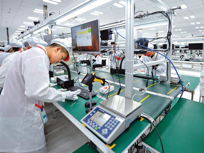 Việt Nam phải tận dụng năng lực sẵn c&amp;oacute; v&amp;agrave; ph&amp;aacute;t huy nội lực, chứ kh&amp;ocirc;ng phải chỉ ch&amp;uacute; trọng v&amp;agrave; ưu đ&amp;atilde;i thu h&amp;uacute;t đầu tư nước ngo&amp;agrave;i. Trong ảnh: Sản xuất điện thoại tại Nh&amp;agrave; m&amp;aacute;y Vsmart.