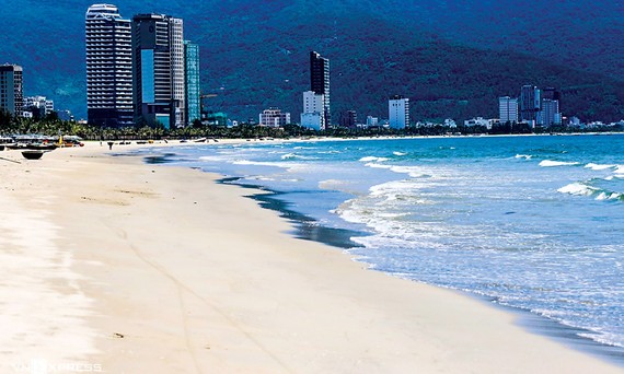 B&amp;atilde;i biển Đ&amp;agrave; Nẵng vắng kh&amp;aacute;ch du lịch.