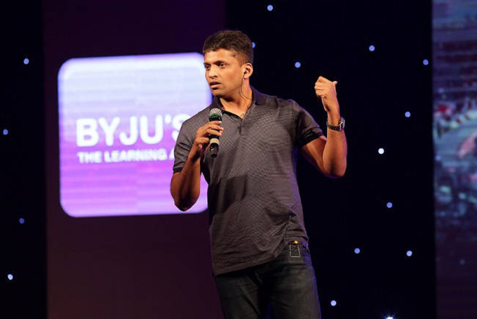 Dạy học qua mạng, thầy giáo Ấn Độ thành tỷ phú Byju Raveendran giới thiệu về ứng dụng Think & Learn. Ảnh: Moneycontrol. 