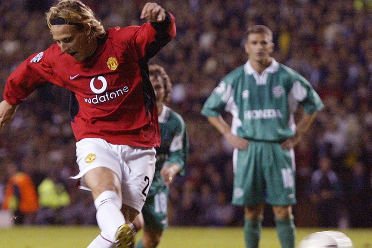 Diego Forlan - gã du mục vươn lên từ lời hứa với chị gái Forlan thực hiện quả đá phạt đền vào lưới Maccabi Haifa, ghi bàn đầu tiên trong màu áo Man Utd. Ảnh: Reuters.