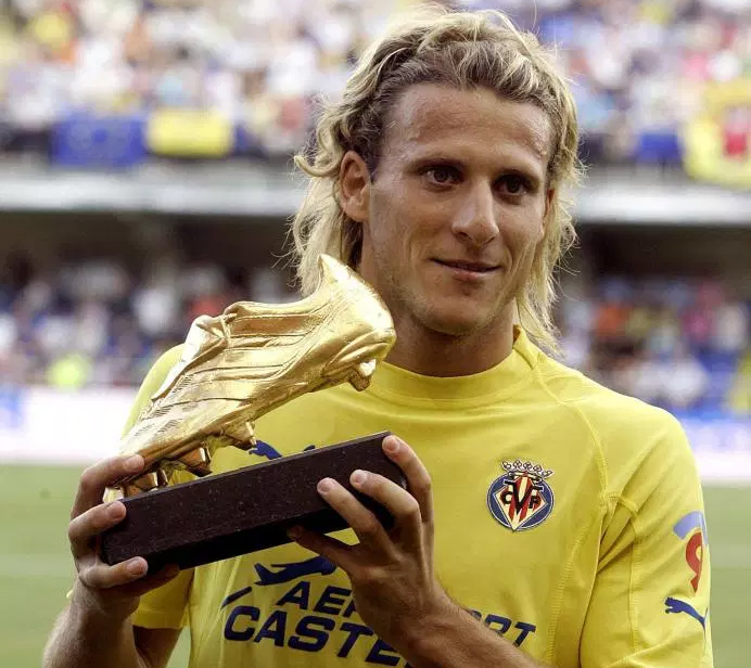 Diego Forlan - gã du mục vươn lên từ lời hứa với chị gái Chiếc Giày Vàng châu Âu năm 2005 đánh dấu bước đột phá đầu tiên trong sự nghiệp của Forlan. Ảnh: AFP.