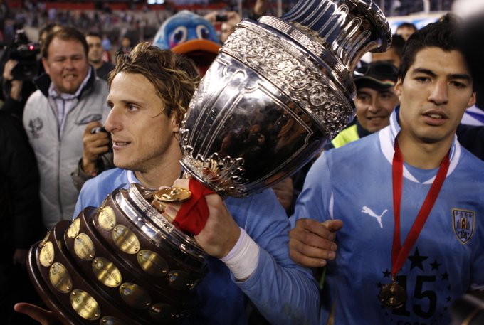 Diego Forlan - gã du mục vươn lên từ lời hứa với chị gái Vô địch Copa America 2011 là danh hiệu tập thể lớn nhất của Forlan cùng tuyển Uruguay. 
