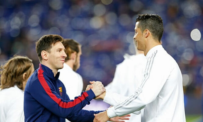 Messi v&amp;amp;agrave; Ronaldo s&amp;amp;aacute;nh vai trong đội h&amp;amp;igrave;nh. Ảnh: Reuters