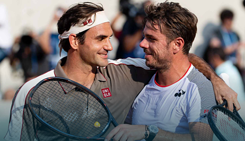 Federer tái ngộ Nadal ở bán kết Roland Garros 2019 Federer (trái) nhận lời chúc mừng từ người bạn Wawrinka sau trận đấu.