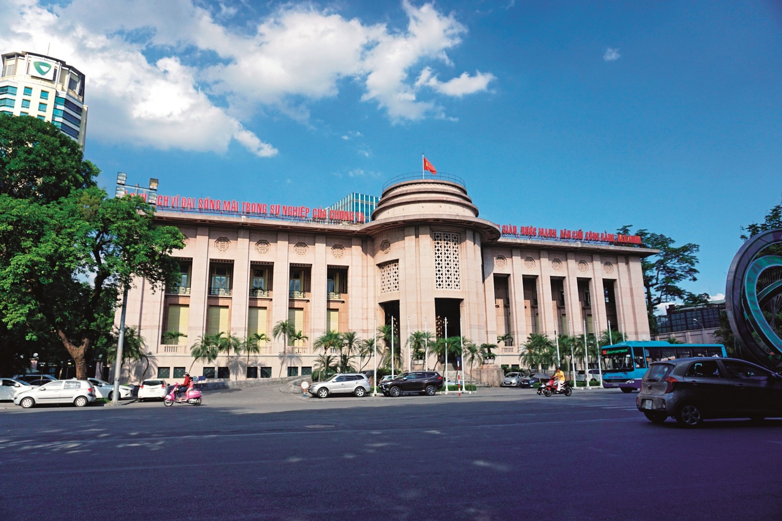 Giảm lãi suất điều hành: Chặn đà suy thoái, đón đầu cho sự hồi phục