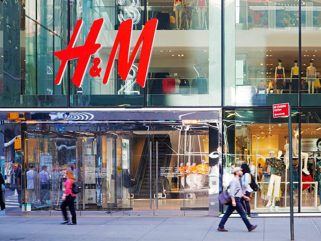 Giữa b&amp;atilde;o Covid-19, g&amp;atilde; khổng lồ thời trang H&amp;amp;M chuyển hướng sản xuất khẩu trang, đồ bảo hộ v&amp;agrave; găng tay - Ảnh 1.