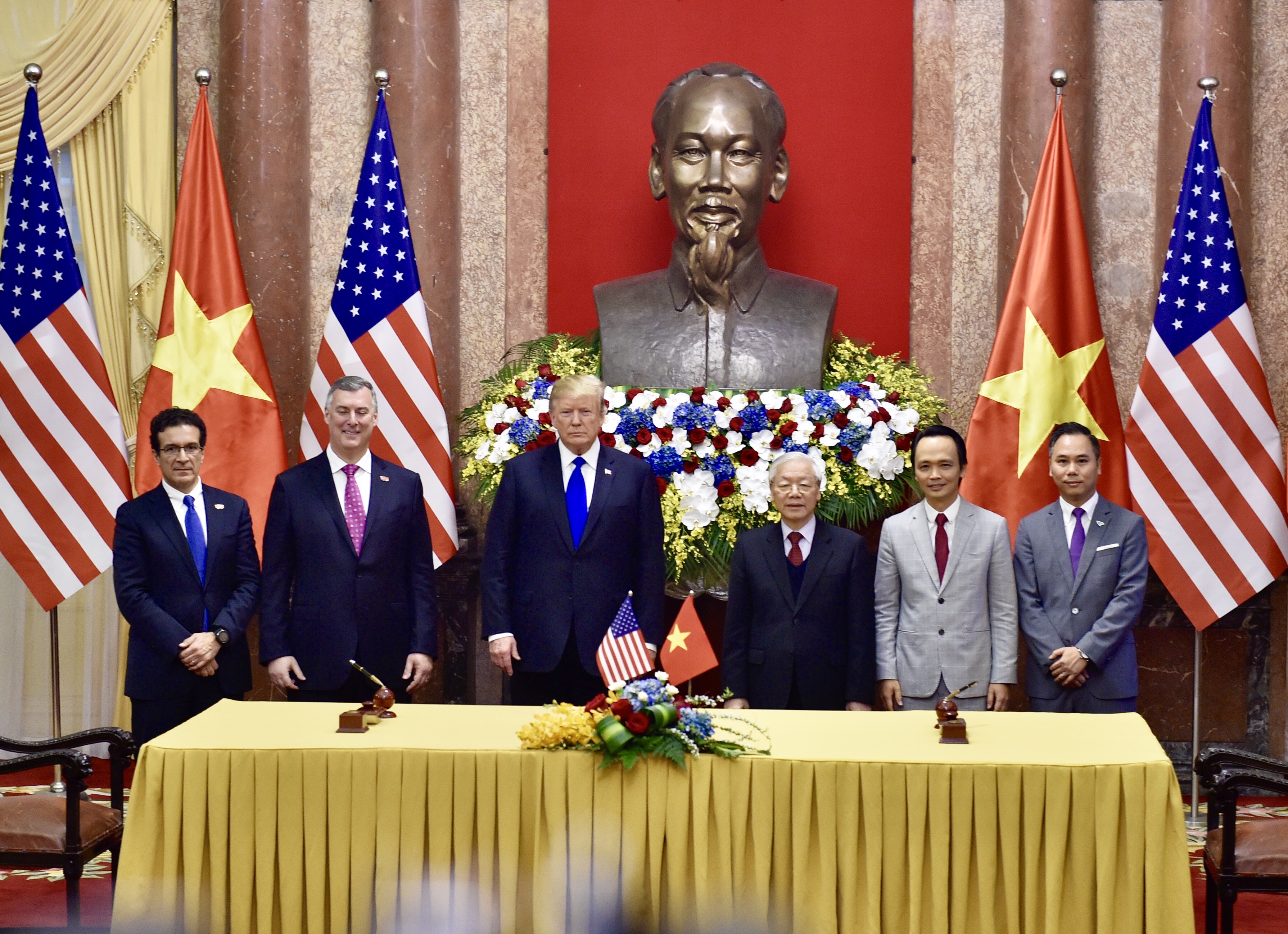 Đầu tư - Hai hợp đồng tỷ đ&amp;ocirc; được k&amp;yacute; kết nh&amp;acirc;n dịp Tổng thống Donald Trump sang Việt Nam