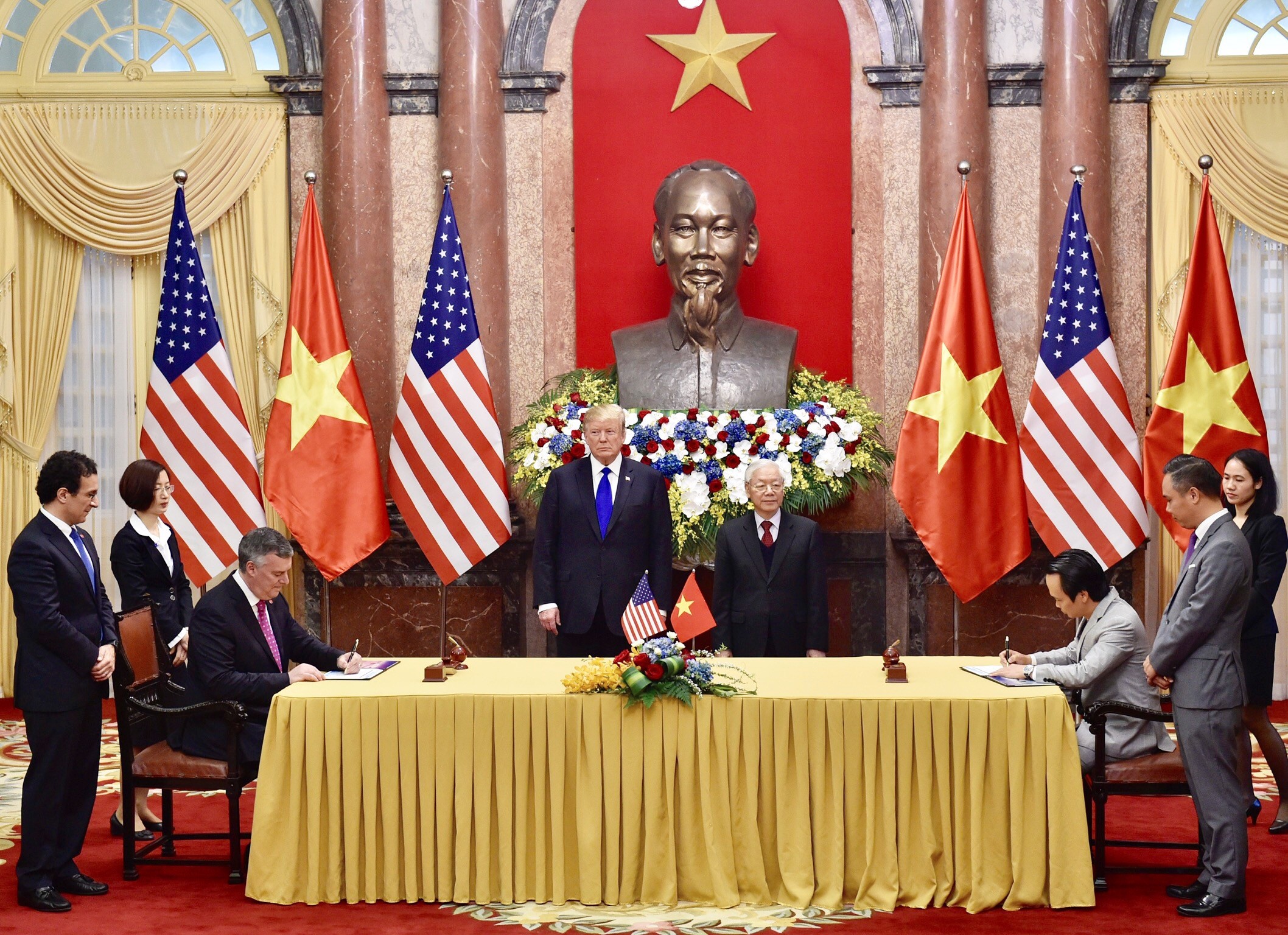 Đầu tư - Hai hợp đồng tỷ đ&amp;ocirc; được k&amp;yacute; kết nh&amp;acirc;n dịp Tổng thống Donald Trump sang Việt Nam (H&amp;igrave;nh 2).