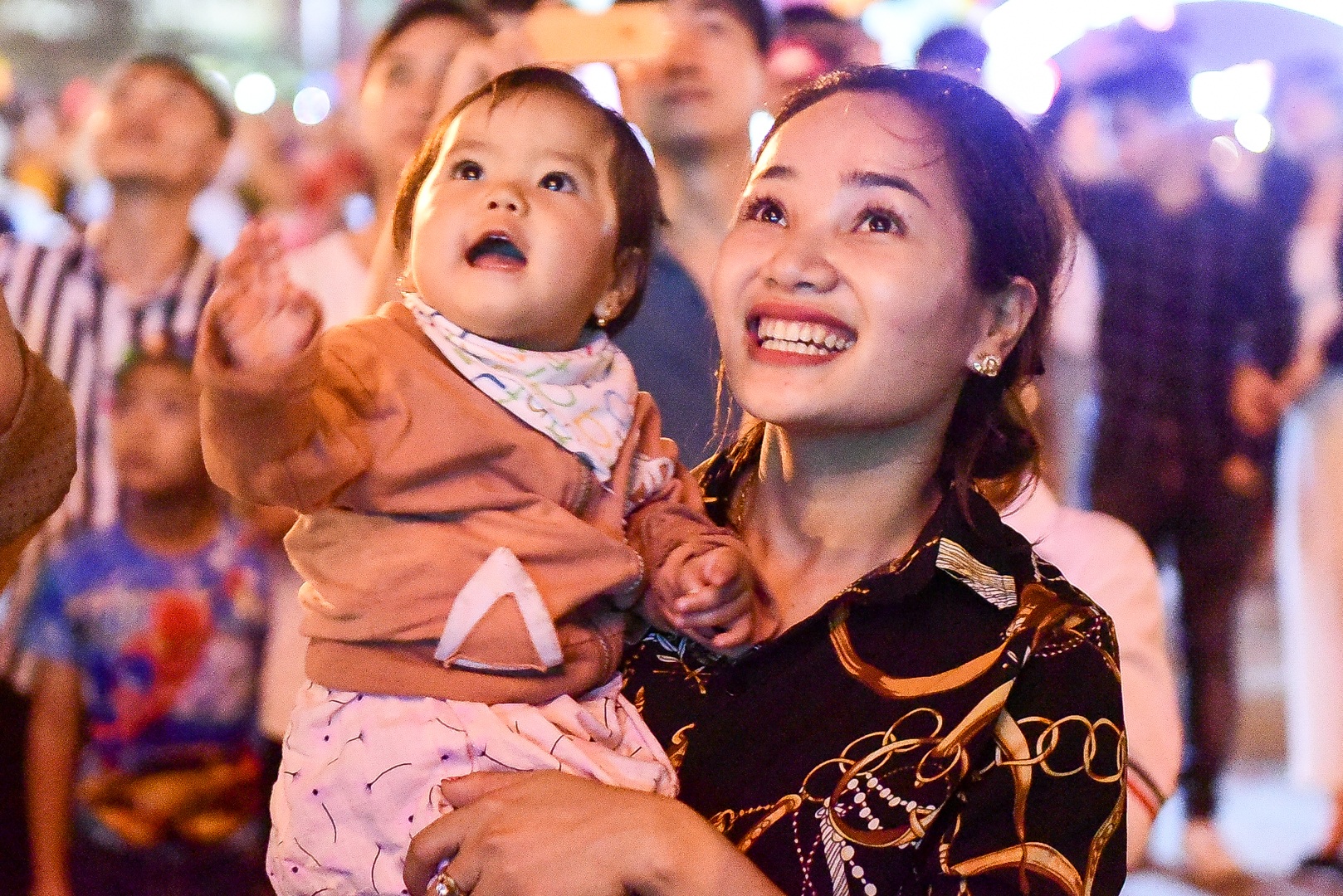 H&amp;agrave;ng vạn người m&amp;atilde;n nh&amp;atilde;n với m&amp;agrave;n ph&amp;aacute;o hoa trong đ&amp;ecirc;m khai hội Đền H&amp;ugrave;ng 2019 - 4