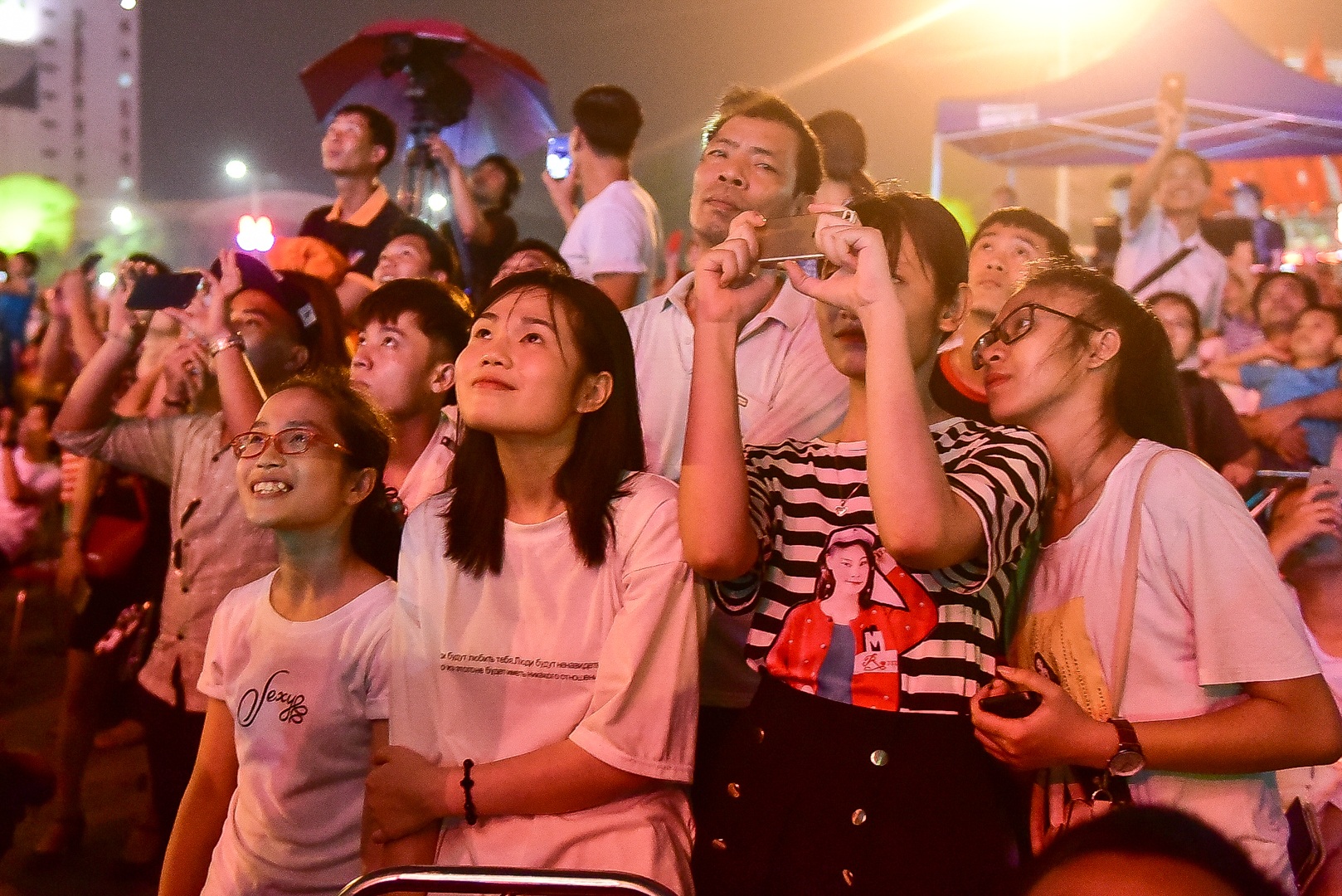 H&amp;agrave;ng vạn người m&amp;atilde;n nh&amp;atilde;n với m&amp;agrave;n ph&amp;aacute;o hoa trong đ&amp;ecirc;m khai hội Đền H&amp;ugrave;ng 2019 - 6