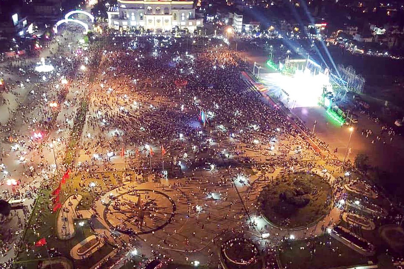 H&amp;agrave;ng vạn người m&amp;atilde;n nh&amp;atilde;n với m&amp;agrave;n ph&amp;aacute;o hoa trong đ&amp;ecirc;m khai hội Đền H&amp;ugrave;ng 2019 - 14