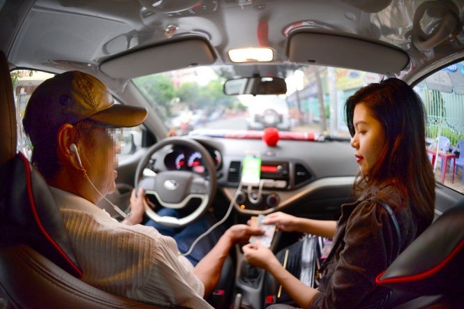 Hiệp hội taxi v&amp;amp;agrave; Grab lại &amp;amp;ldquo;đại chiến&amp;amp;rdquo; chuyện &amp;amp;ldquo;đeo m&amp;amp;agrave;o&amp;amp;rdquo; - ảnh 1