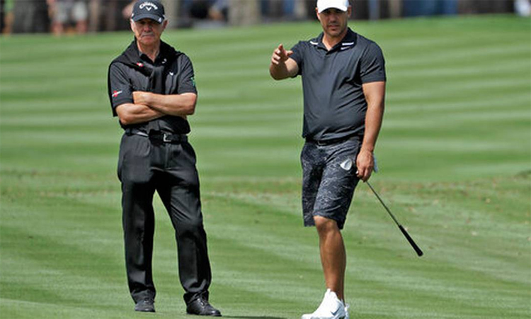 Peter Cowen (tr&amp;amp;aacute;i) trao đổi với Koepka trong buổi tập tại s&amp;amp;acirc;n Ponte Vedra Beach, Florida h&amp;amp;ocirc;m 11/3. Ảnh: AP.