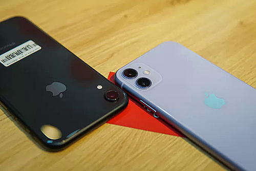 iPhone XR giảm giá mạnh vì iPhone 11 iPhone 11 là phiên bản nâng cấp từ iPhone XR.