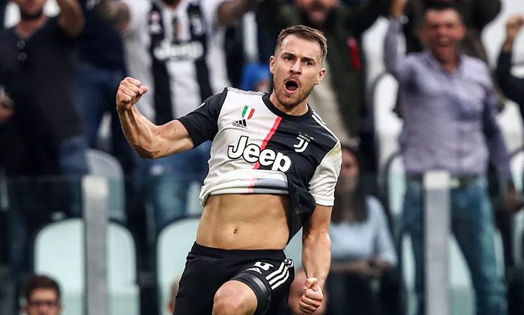 Juventus tìm lại niềm vui chiến thắng Ramsey san bằng tỷ số 1-1 bằng cú sút xa chạm chân hậu vệ Verona. Ảnh: AFP.