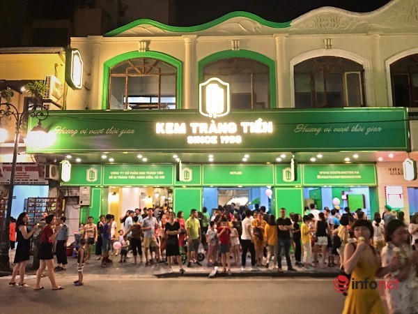 Kem Tr&amp;amp;agrave;ng Tiền kho&amp;amp;aacute;c '&amp;amp;aacute;o mới' gi&amp;amp;aacute; 10 tỷ, đ&amp;amp;ocirc;ng nghịt người d&amp;amp;acirc;n đến thưởng thức
