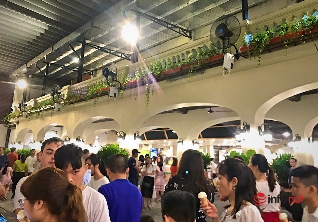 Kem Tr&amp;amp;agrave;ng Tiền kho&amp;amp;aacute;c '&amp;amp;aacute;o mới' gi&amp;amp;aacute; 10 tỷ, đ&amp;amp;ocirc;ng nghịt người d&amp;amp;acirc;n đến thưởng thức