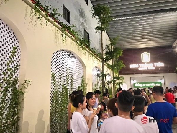Kem Tr&amp;amp;agrave;ng Tiền kho&amp;amp;aacute;c '&amp;amp;aacute;o mới' gi&amp;amp;aacute; 10 tỷ, đ&amp;amp;ocirc;ng nghịt người d&amp;amp;acirc;n đến thưởng thức