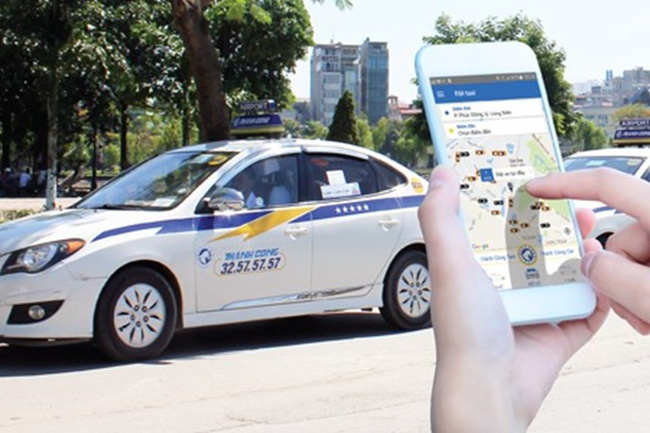 Ti&amp;ecirc;u d&amp;ugrave;ng &amp;amp; Dư luận - Kh&amp;ocirc;ng tăng gi&amp;aacute; giờ cao điểm, Li&amp;ecirc;n minh Taxi Việt &amp;ldquo;điểm tr&amp;uacute;ng huyệt&amp;rdquo; Grab