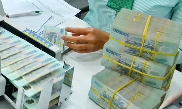 L&atilde;i suất ồ ạt tăng cao, cơn sốt cuối năm b&ugrave;ng ph&aacute;t - Ảnh 1.