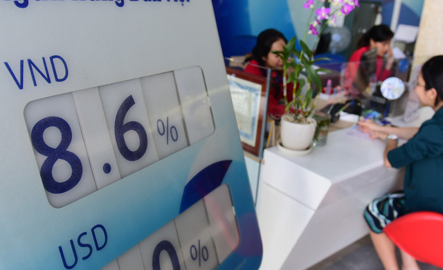 L&atilde;i suất tăng hướng tới 10%, &ocirc;m tiền tỷ chọn ng&acirc;n h&agrave;ng ăn l&atilde;i - Ảnh 1.