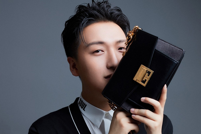 Tao Liang, một trong những KOL nổi tiếng nhất Trung Quốc với biệt danh  Mr Bags xuất hiện trong quảng c&amp;amp;aacute;o bộ sưu tập t&amp;amp;uacute;i của Givenchy d&amp;amp;agrave;nh cho Ng&amp;amp;agrave;y lễ t&amp;amp;igrave;nh nh&amp;amp;acirc;n của Trung Quốc năm 2017. Ảnh: Givenchy.