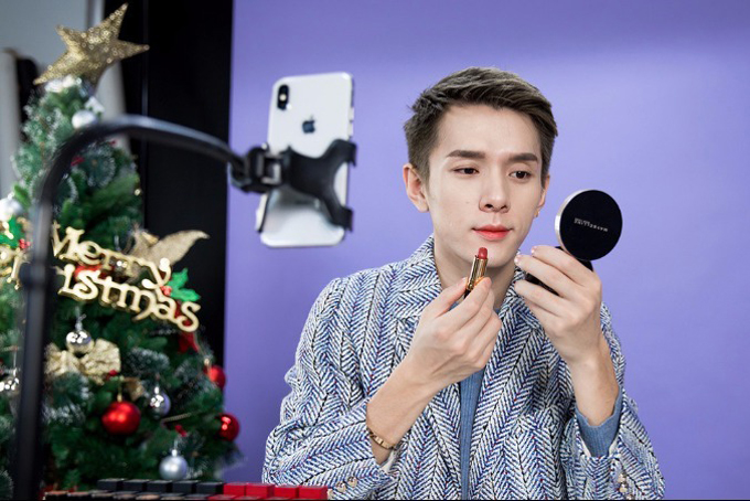 &amp;amp;Ocirc;ng ho&amp;amp;agrave;ng son m&amp;amp;ocirc;i Austin Li từng c&amp;amp;ocirc;ng khai ch&amp;amp;ecirc; son Herm&amp;amp;egrave;s Rouge của thương hiệu xa xỉ Ph&amp;amp;aacute;p. Ảnh: China Daily.