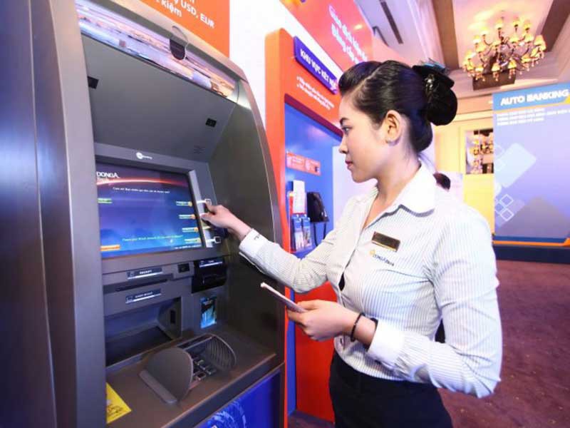 Miễn ph&amp;iacute; chuyển tiền, r&amp;uacute;t tiền ATM: Lợi nhiều đường - Ảnh 1.