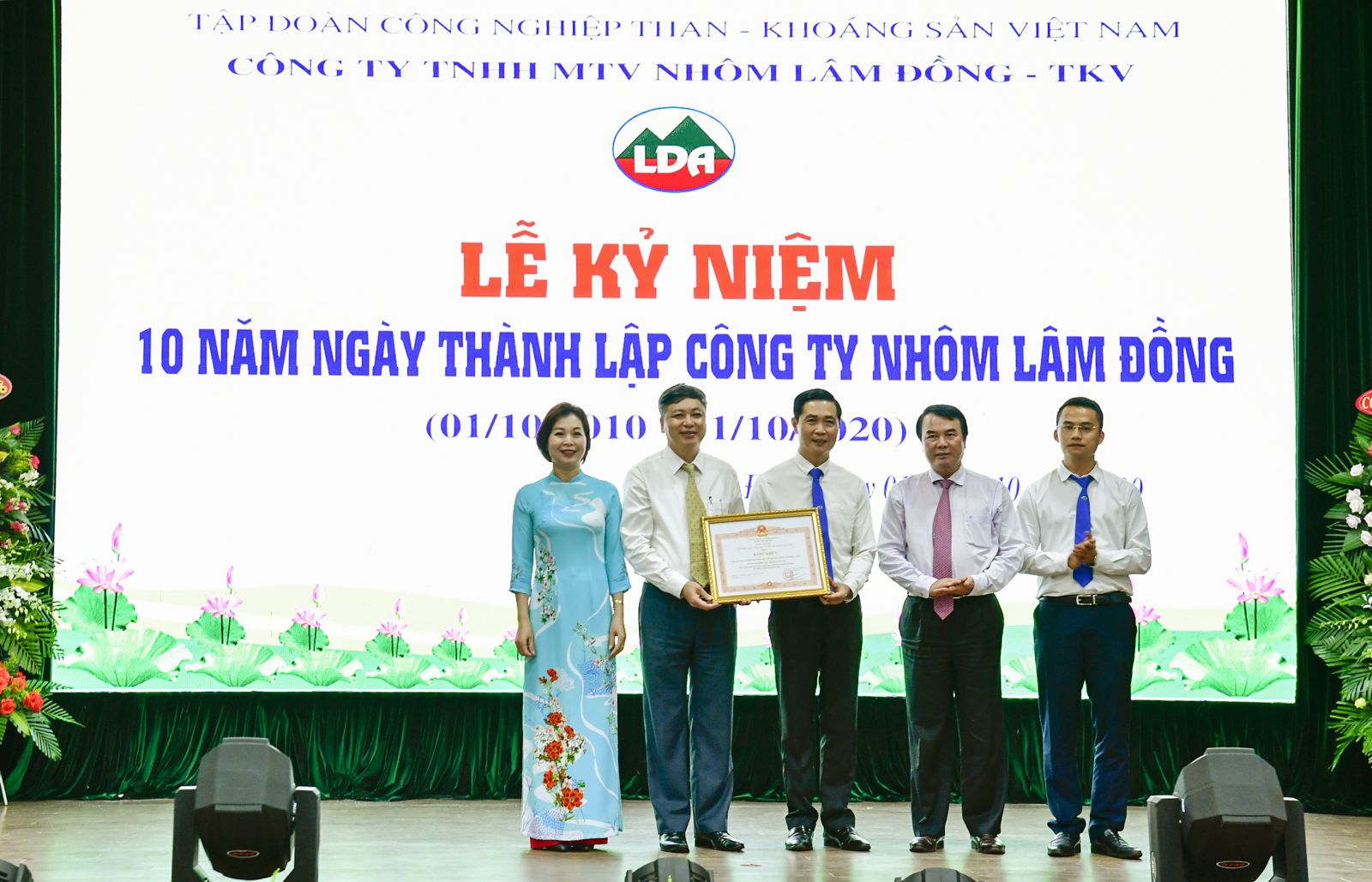 &amp;Ocirc;ng Phạm S- Ph&amp;oacute; CT UBND tỉnh L&amp;acirc;m Đồng trao Bằng khen của Thủ tướng Ch&amp;iacute;nh phủ cho tập thể CBCNV C&amp;ocirc;ng ty Nh&amp;ocirc;m L&amp;acirc;m Đồng