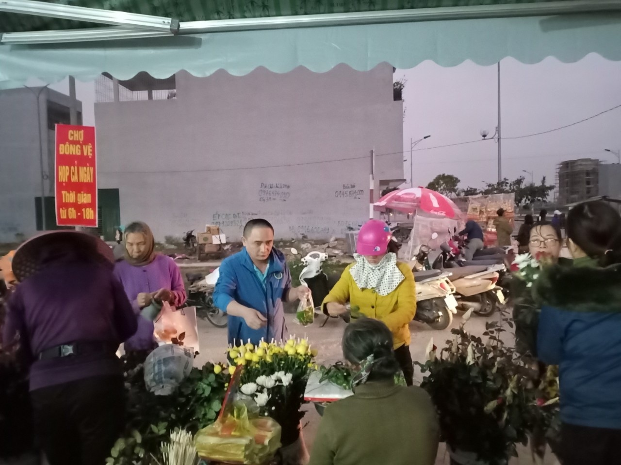 Nhộn nhịp phi&amp;ecirc;n chợ ng&amp;agrave;y &amp;ocirc;ng C&amp;ocirc;ng, &amp;ocirc;ng T&amp;aacute;o - 2