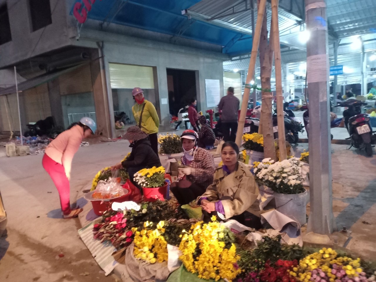 Nhộn nhịp phi&amp;ecirc;n chợ ng&amp;agrave;y &amp;ocirc;ng C&amp;ocirc;ng, &amp;ocirc;ng T&amp;aacute;o - 3