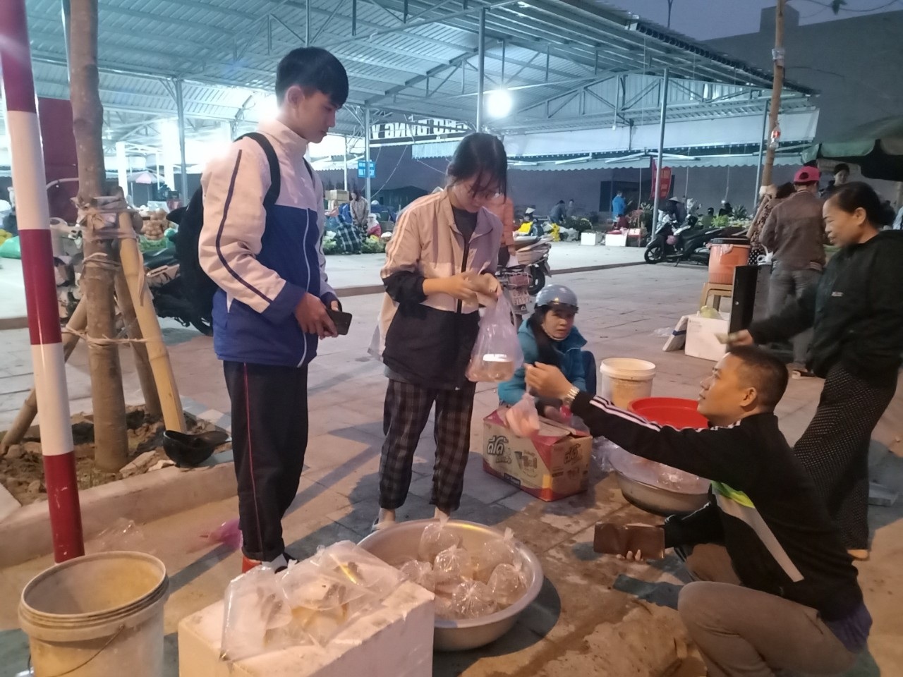 Nhộn nhịp phi&amp;ecirc;n chợ ng&amp;agrave;y &amp;ocirc;ng C&amp;ocirc;ng, &amp;ocirc;ng T&amp;aacute;o - 4