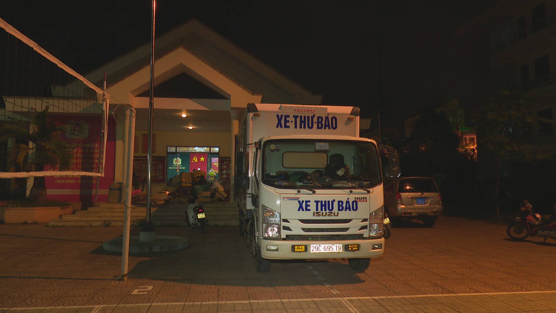 Ti&amp;ecirc;u d&amp;ugrave;ng &amp;amp; Dư luận - Nhức nhối nạn ph&amp;ugrave; ph&amp;eacute;p h&amp;agrave;ng lậu m&amp;ugrave;a cận Tết (H&amp;igrave;nh 2).