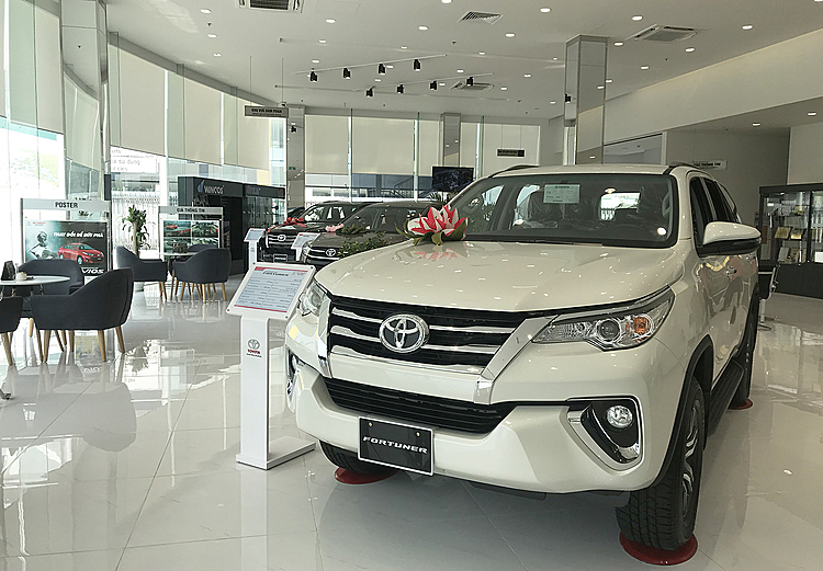Toyota Fortuner trưng b&amp;amp;agrave;y tại một đại l&amp;amp;yacute; ở quận B&amp;amp;igrave;nh Thạnh, TP HCM. Ảnh: Th&amp;amp;agrave;nh Nhạn