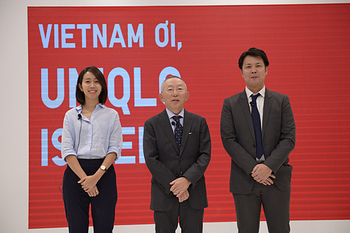 Ông chủ Uniqlo xem Việt Nam là thị trường tiềm năng nhất Đông Nam Á Ông Tadashi Yanai (giữa) cùng Giám đốc Uniqlo Việt Nam Osamu Ikezoe tại buổi gặp gỡ với báo chí chiều 5/12. Ảnh: P.L